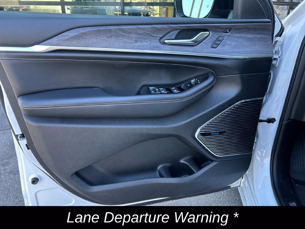 Certified 2023 Jeep Grand Cherokee Overland w/ Luxury Tech Group IV AWD/4WD image 14