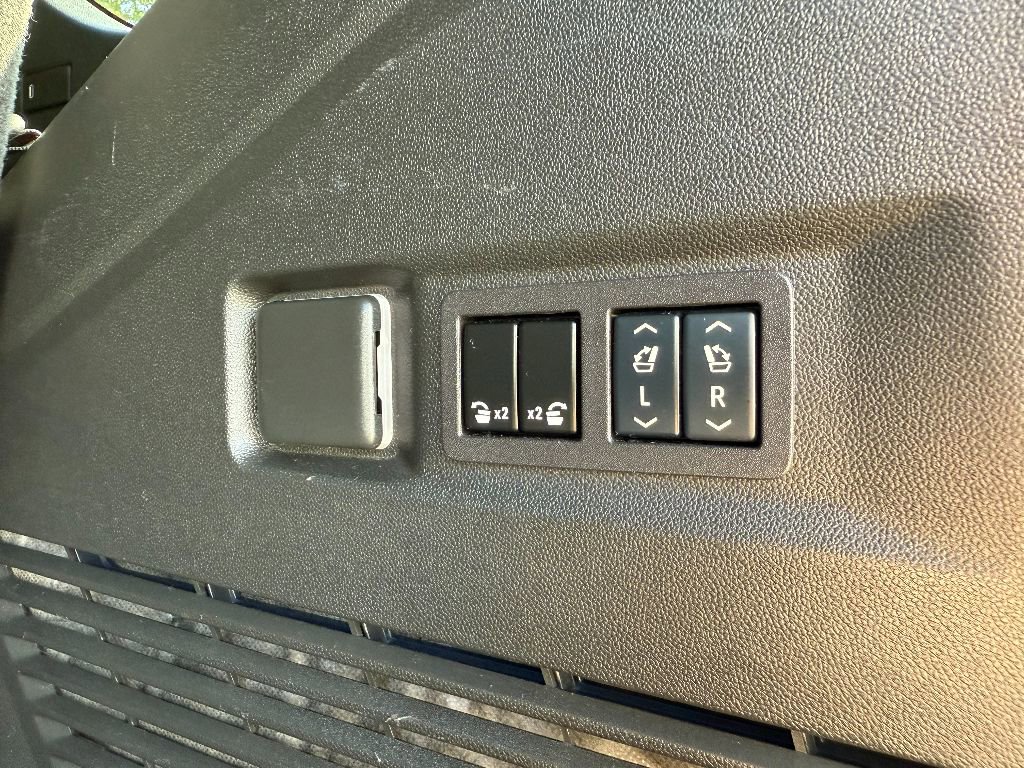 Used 2024 GMC Yukon Denali Ultimate image 9