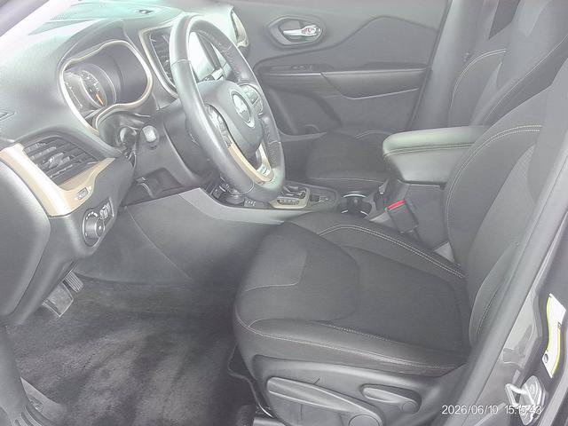 Used 2016 Jeep Cherokee Latitude w/ Cold Weather Group AWD/4WD image 7