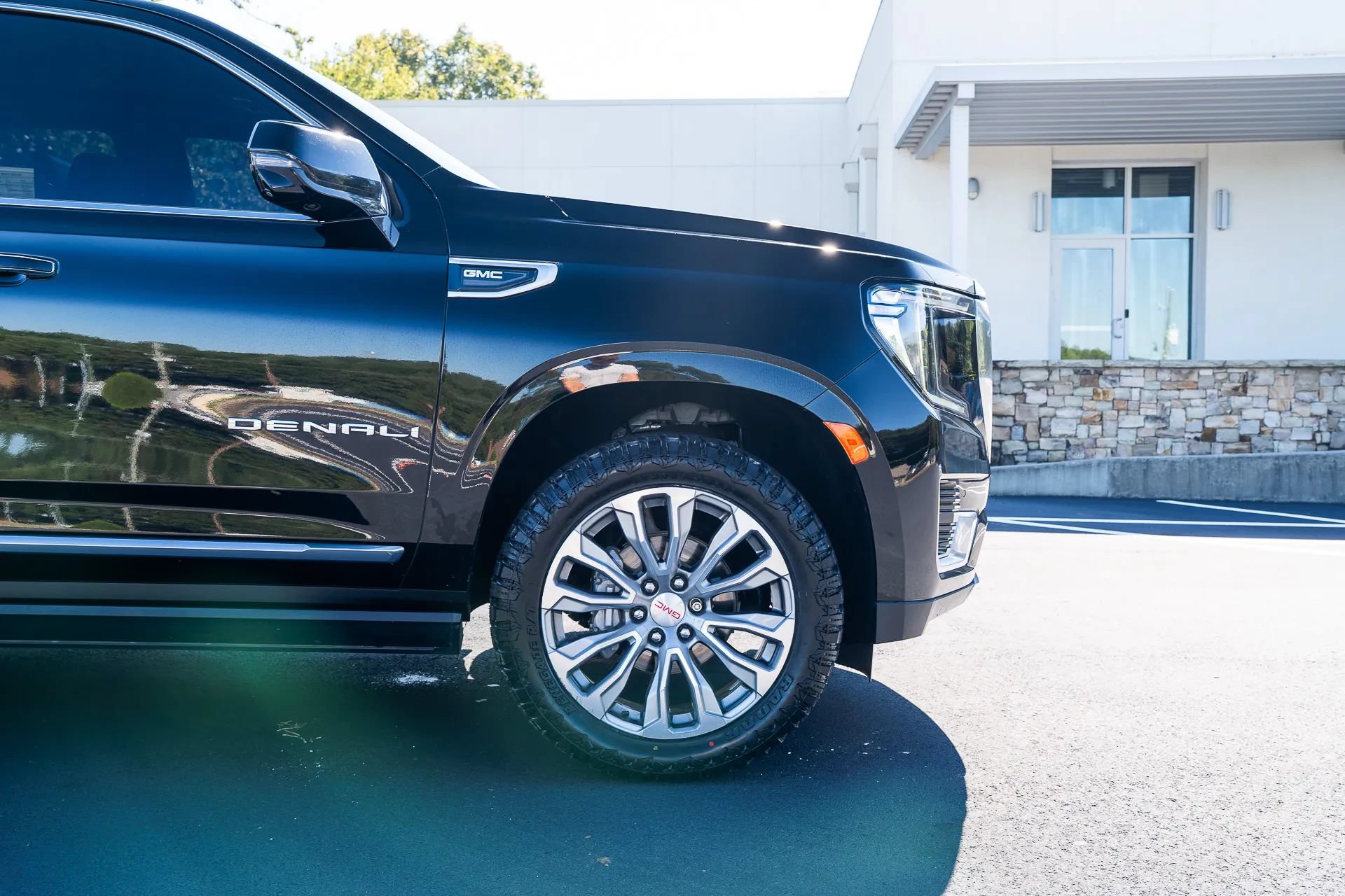 Used 2021 GMC Yukon XL Denali w/ Denali Premium Package RWD image 12