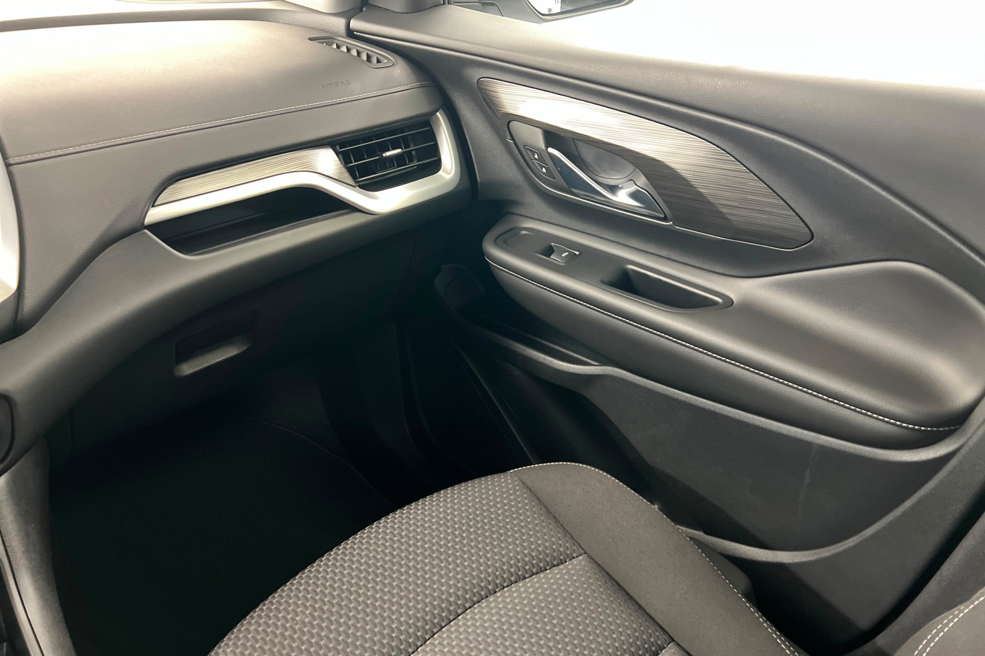 Used 2023 GMC Terrain SLE w/ Driver Convenience Package FWD image 11