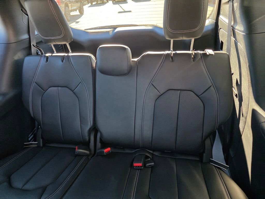 New 2026 Chrysler Pacifica Select FWD image 11