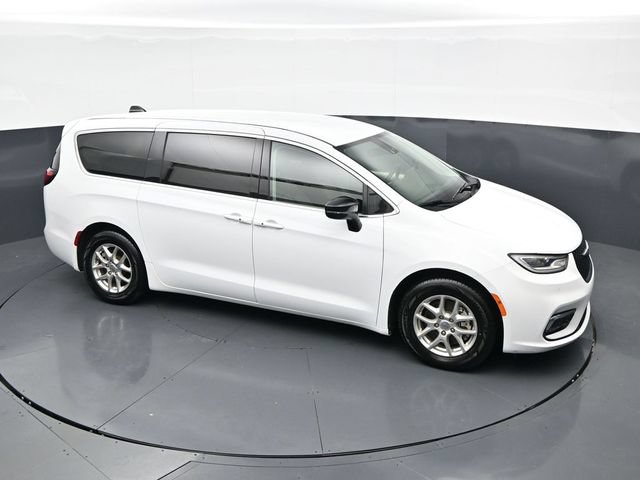 Used 2024 Chrysler Pacifica Touring-L FWD image 34