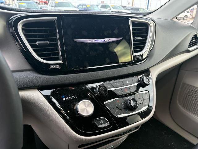 Used 2024 Chrysler Pacifica Touring-L image 12