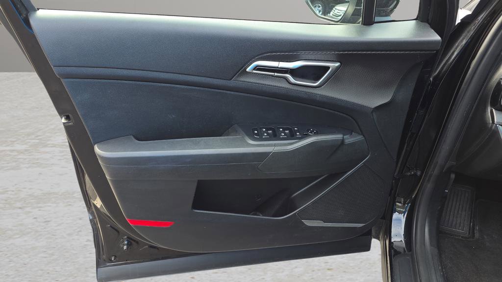 Used 2023 Kia Sportage LX image 9