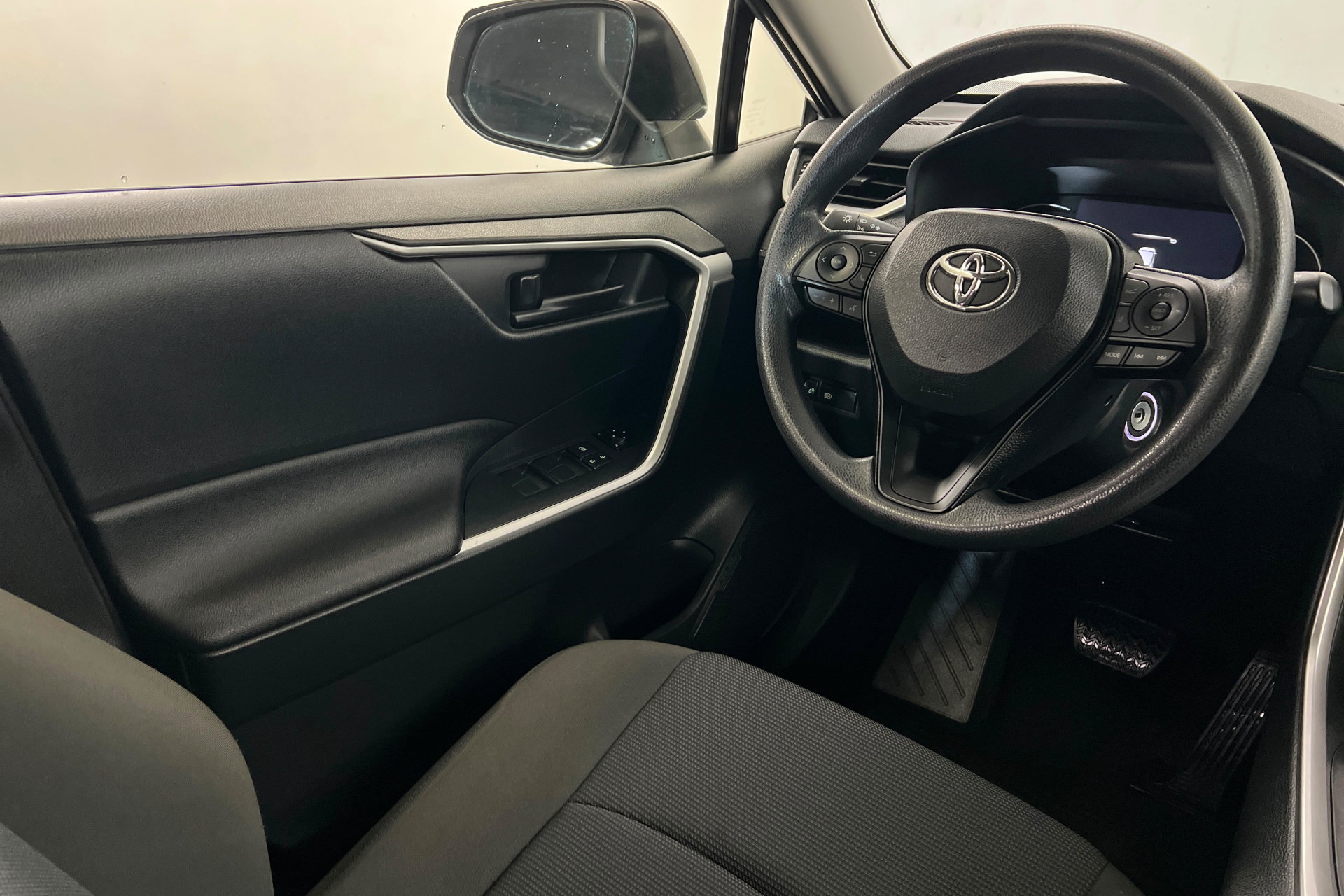 Used 2025 Toyota RAV4 LE AWD/4WD image 11