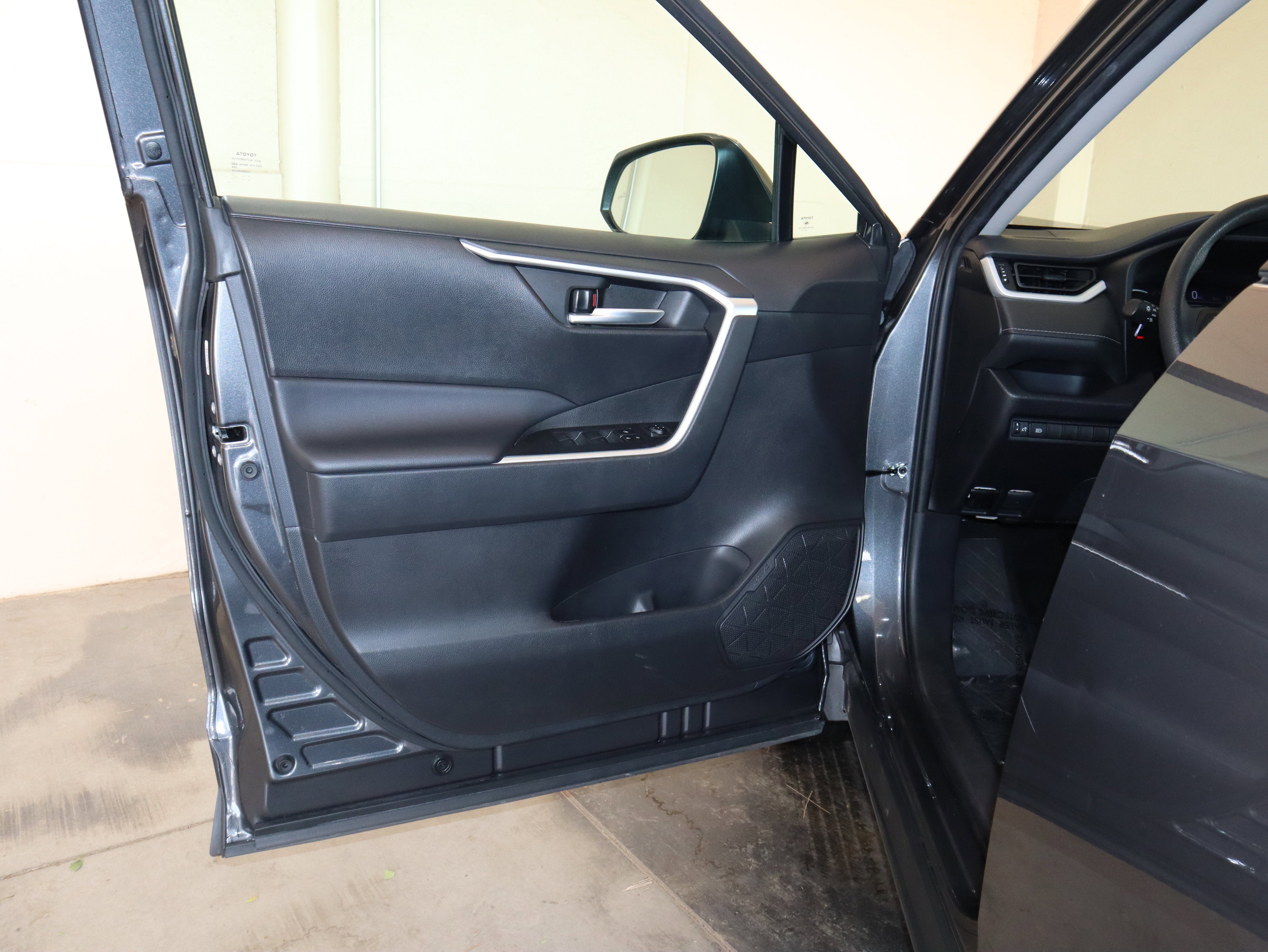 Used 2024 Toyota RAV4 XLE w/ Convenience Package FWD image 31