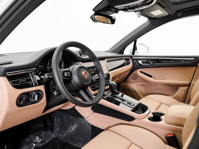 Certified 2025 Porsche Macan image 4