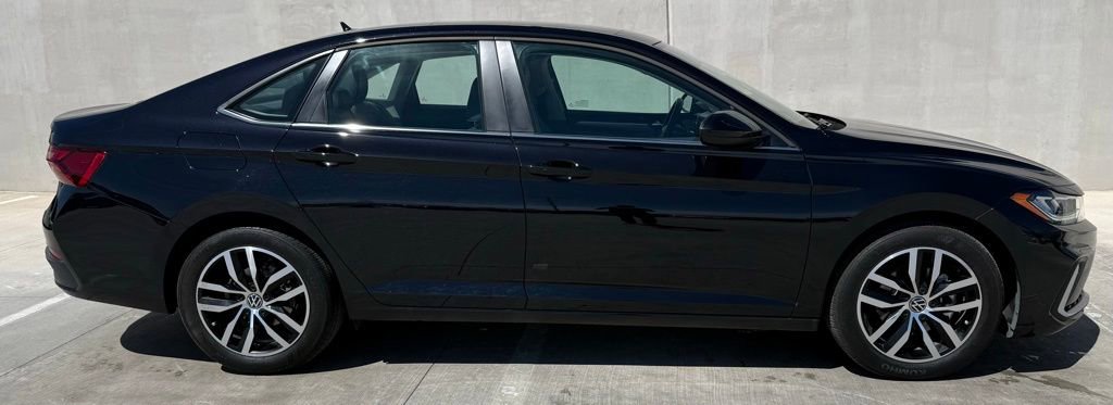 Used 2025 Volkswagen Jetta SE image 3