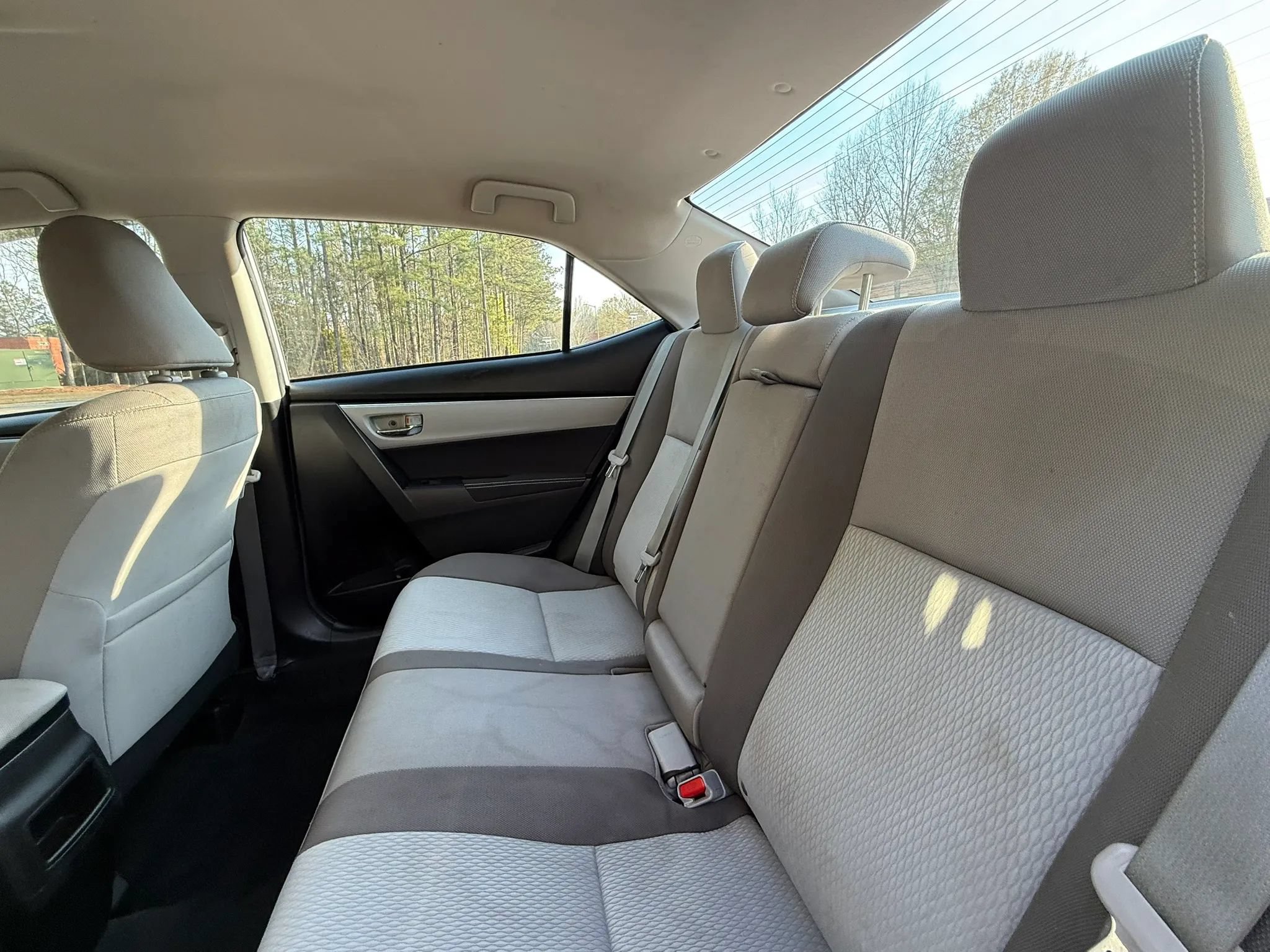 Used 2018 Toyota Corolla LE FWD image 17