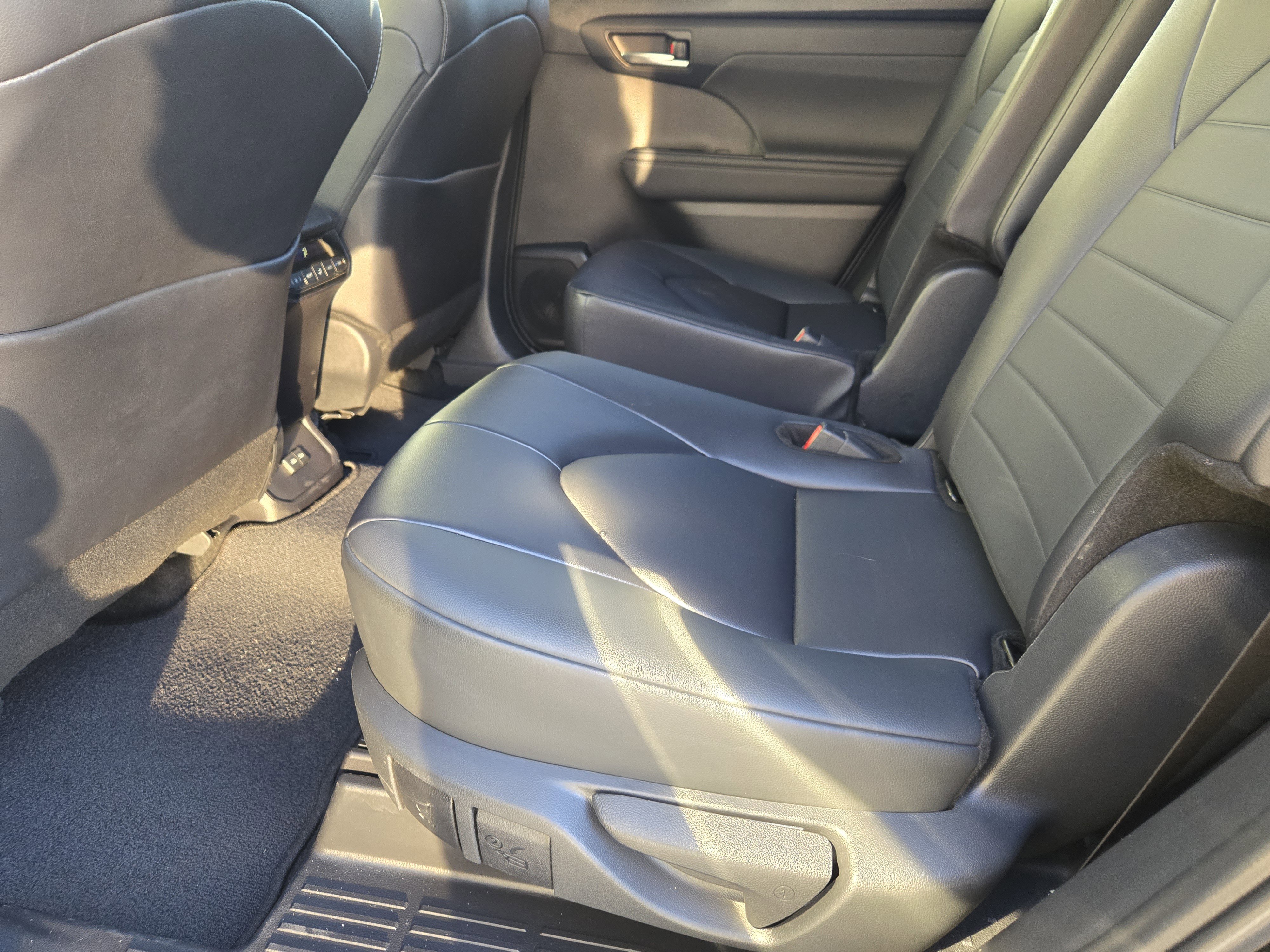 Used 2024 Toyota Highlander XLE image 33