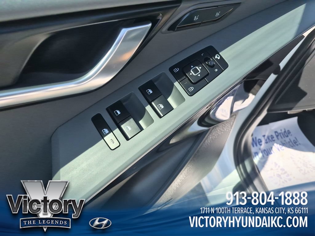 Used 2023 Kia Niro SX Touring FWD image 11