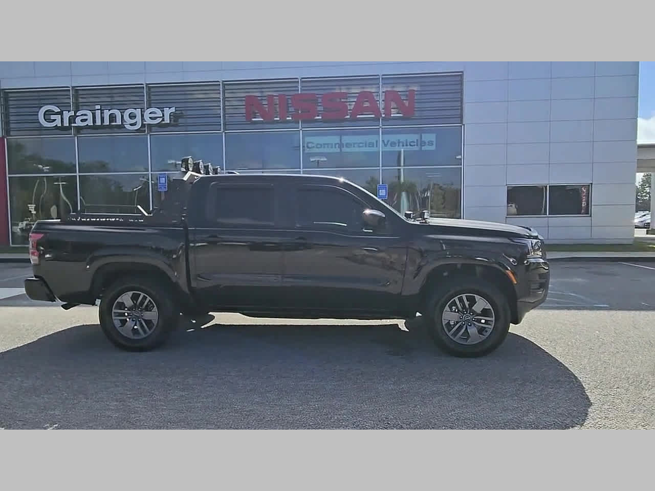 Used 2025 Nissan Frontier SV AWD/4WD image 37