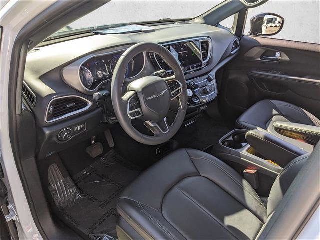 Used 2025 Chrysler Pacifica Select image 10