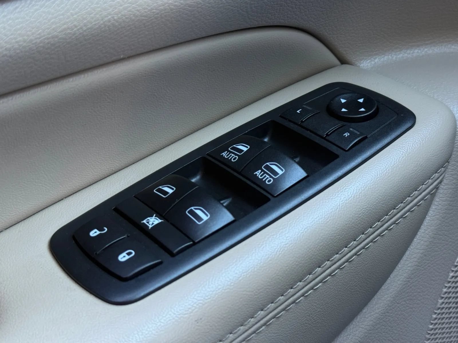 Used 2019 Jeep Grand Cherokee Laredo AWD/4WD image 40