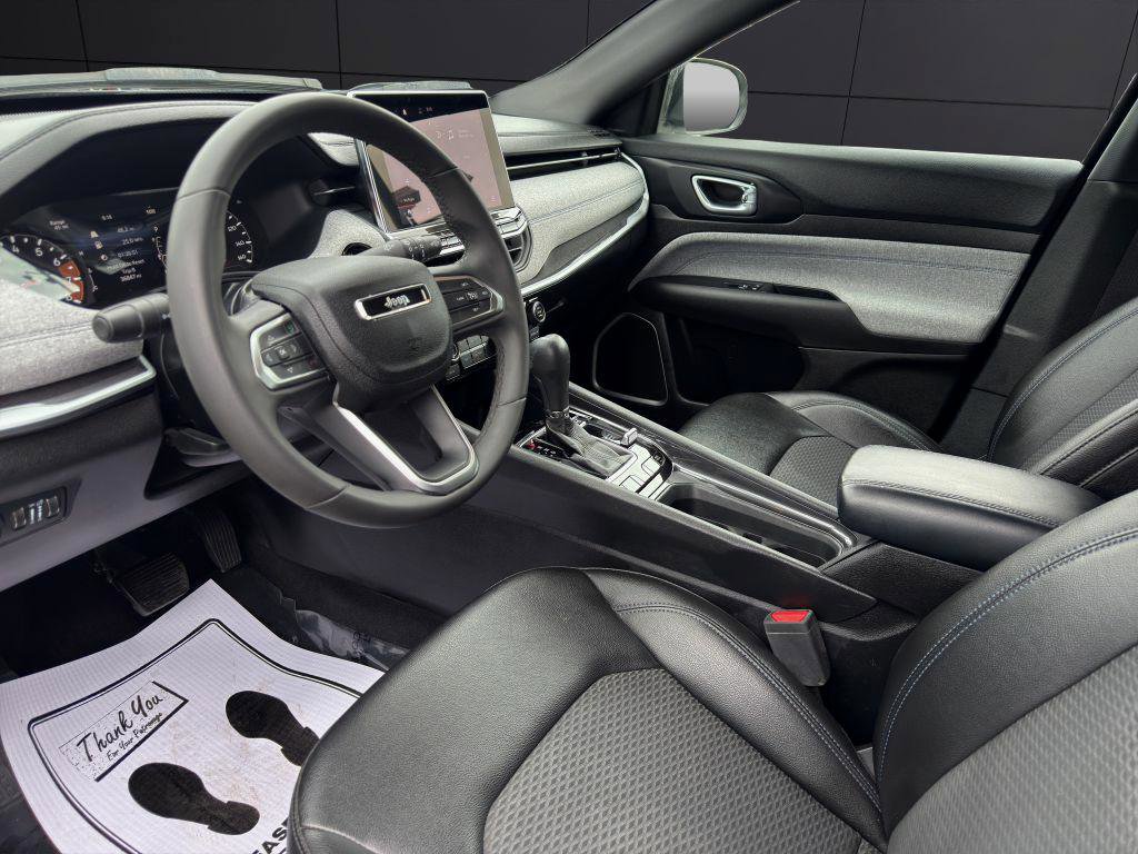 Used 2024 Jeep Compass Latitude image 12