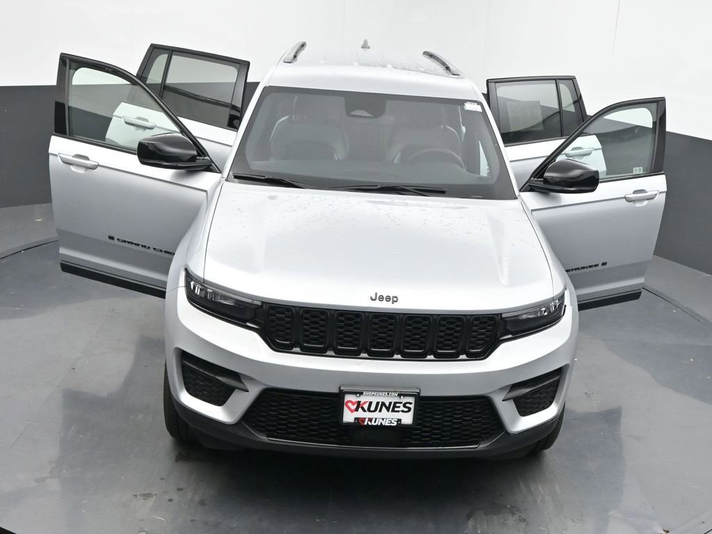 Used 2024 Jeep Grand Cherokee Altitude image 62