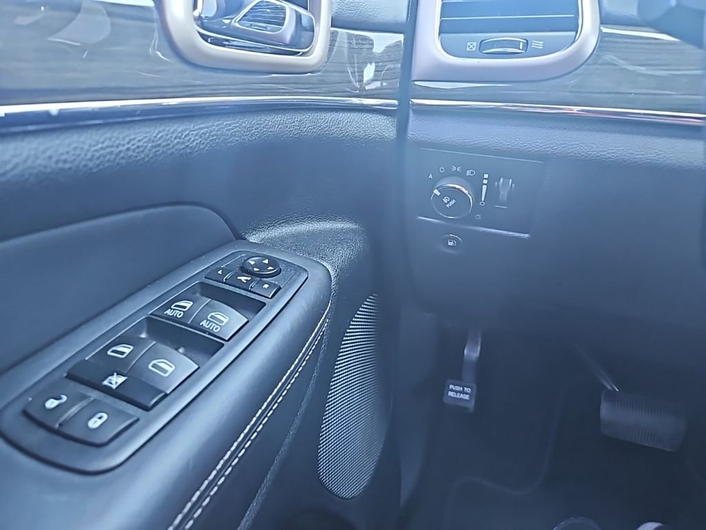 Used 2014 Jeep Grand Cherokee Overland w/ Advanced Technology Group image 21