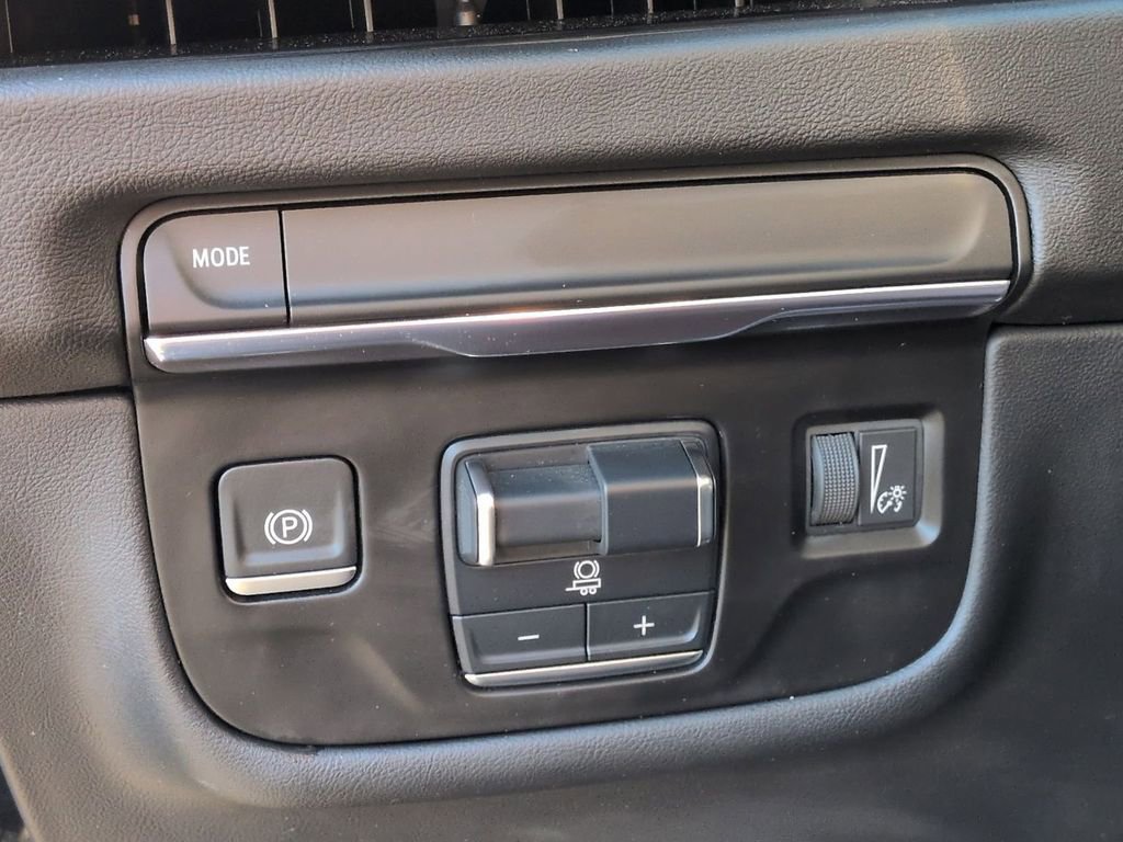 Certified 2025 Cadillac Escalade ESV Premium Luxury image 17