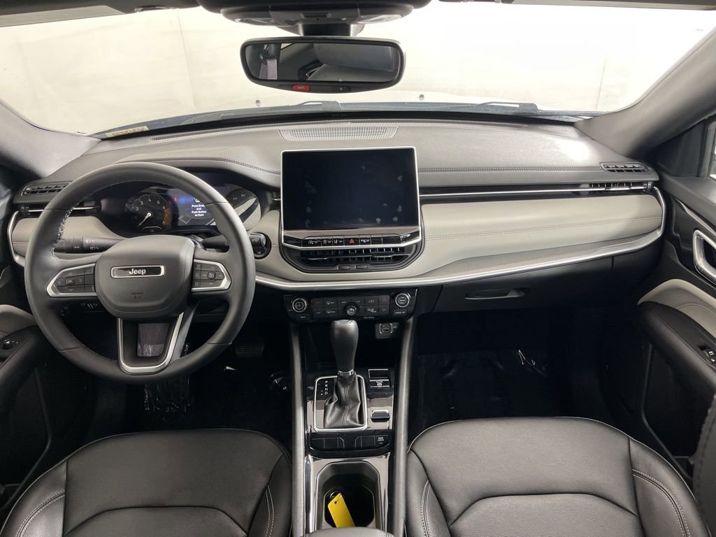 Used 2025 Jeep Compass Limited AWD/4WD image 17