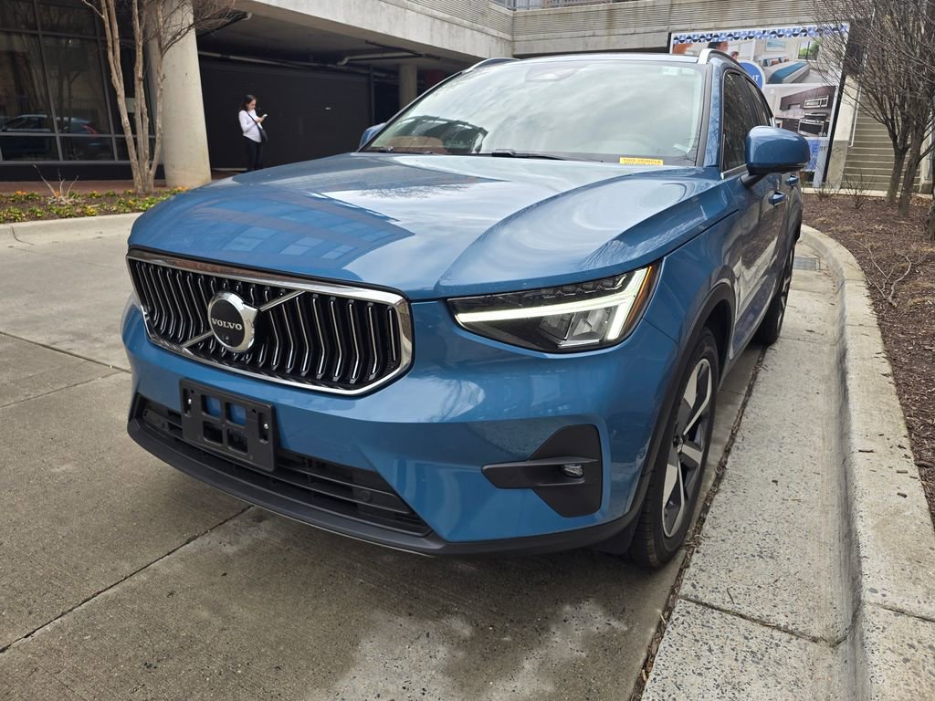 Used 2023 Volvo XC40 B5 Plus w/ Driver Assist Package image 3