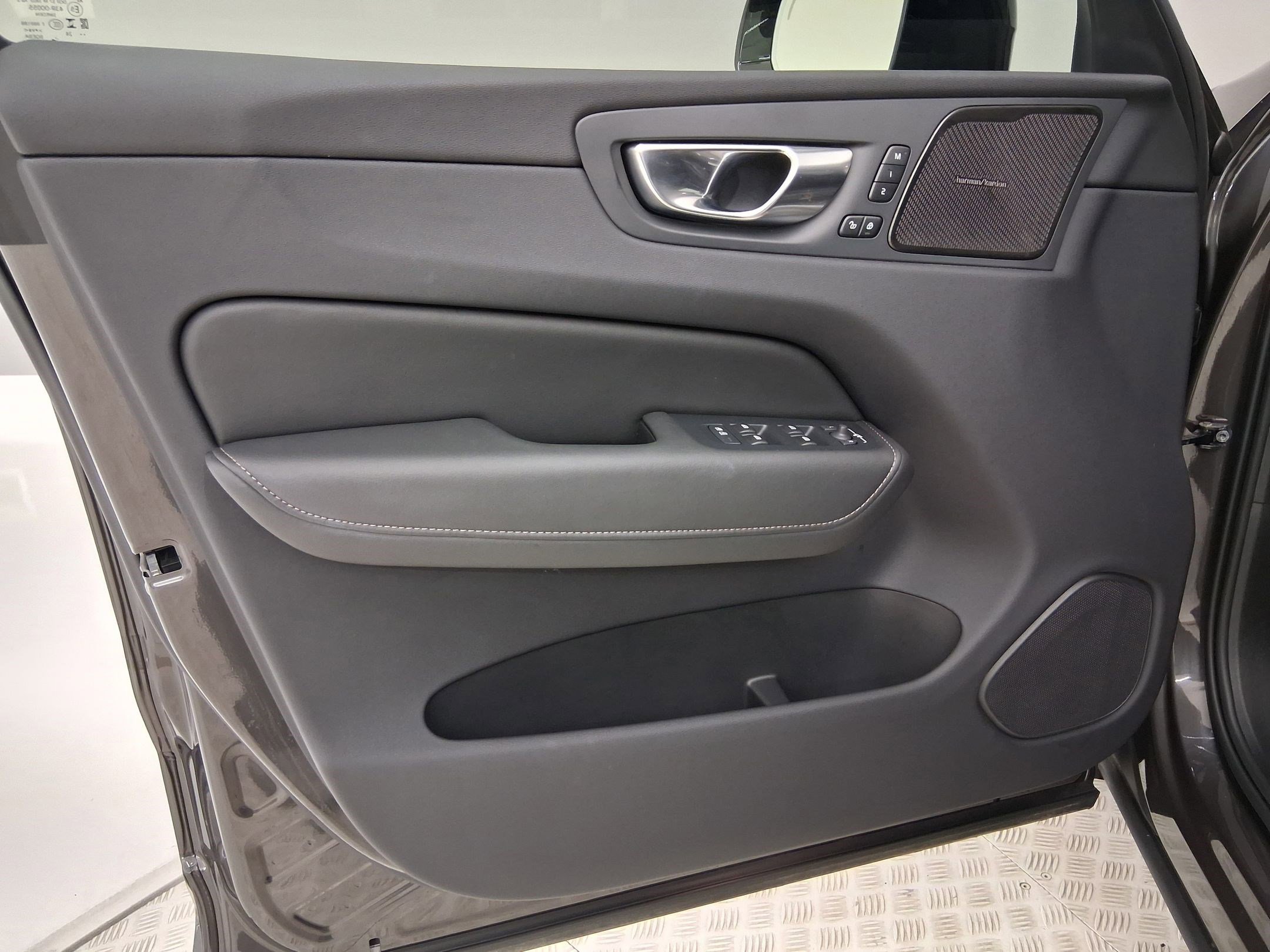 Used 2025 Volvo XC60 T8 Ultra w/ Protection Package Premier AWD/4WD image 22