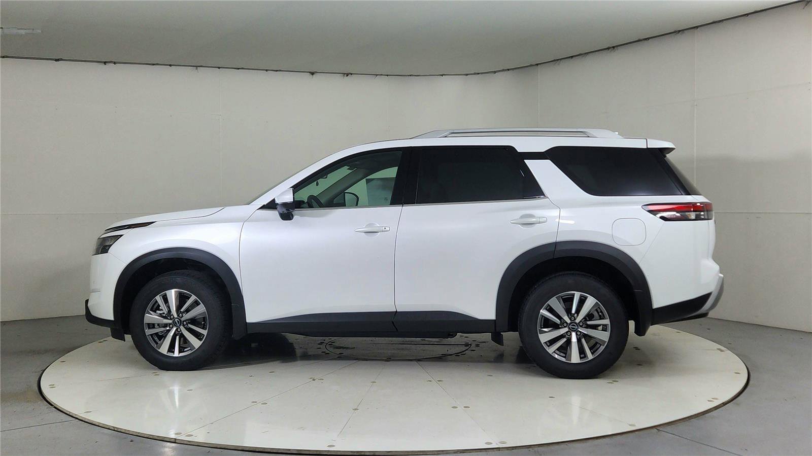 Used 2025 Nissan Pathfinder SL w/ Black Appearance Package image 4