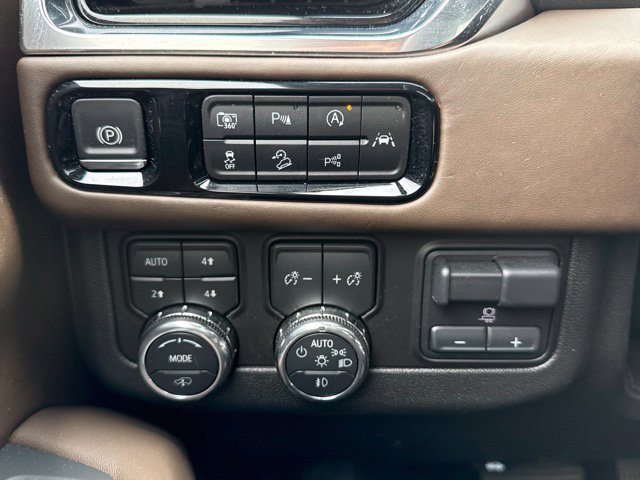 Used 2025 GMC Yukon Denali Ultimate AWD/4WD image 24