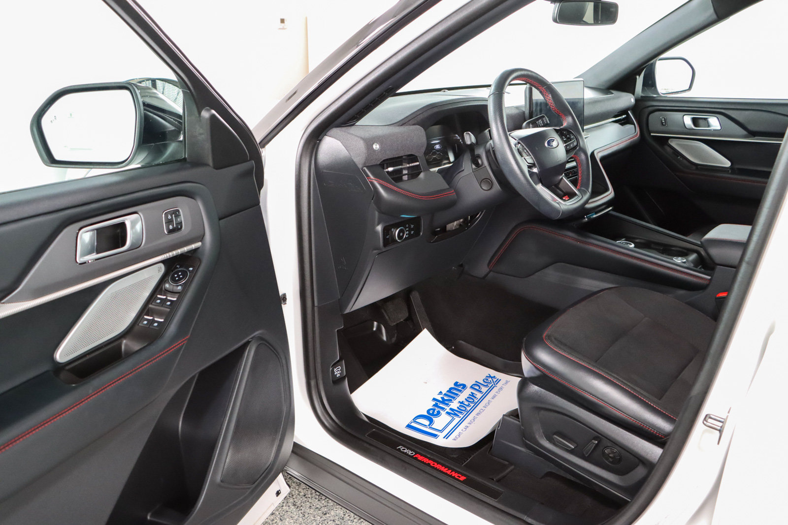 Used 2025 Ford Explorer ST AWD/4WD image 3