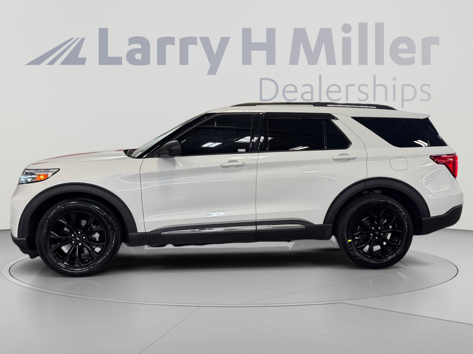 Used 2023 Ford Explorer XLT w/ Equipment Group 202A RWD image 2