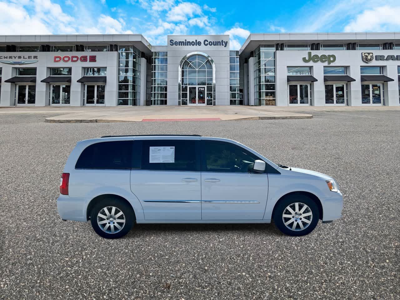 Used 2016 Chrysler Town & Country Touring FWD image 9
