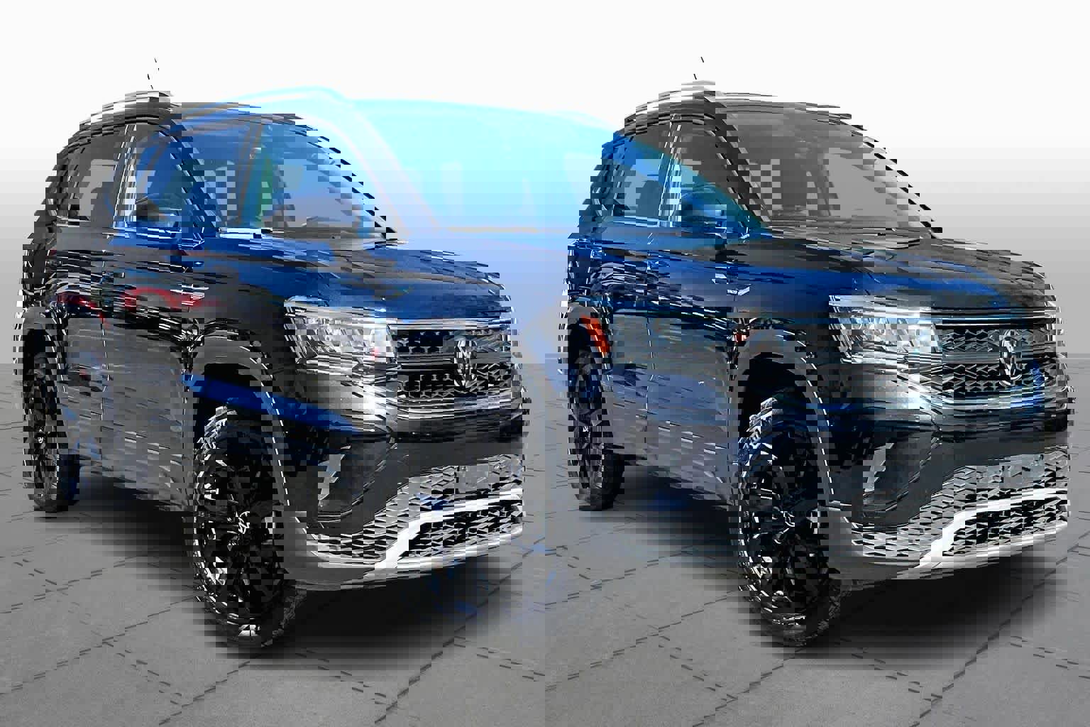 Used 2023 Volkswagen Taos SE w/ Panoramic Sunroof Package image 3