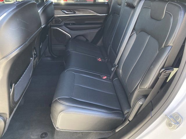 Used 2023 Jeep Grand Cherokee Overland w/ Luxury Tech Group IV AWD/4WD image 36