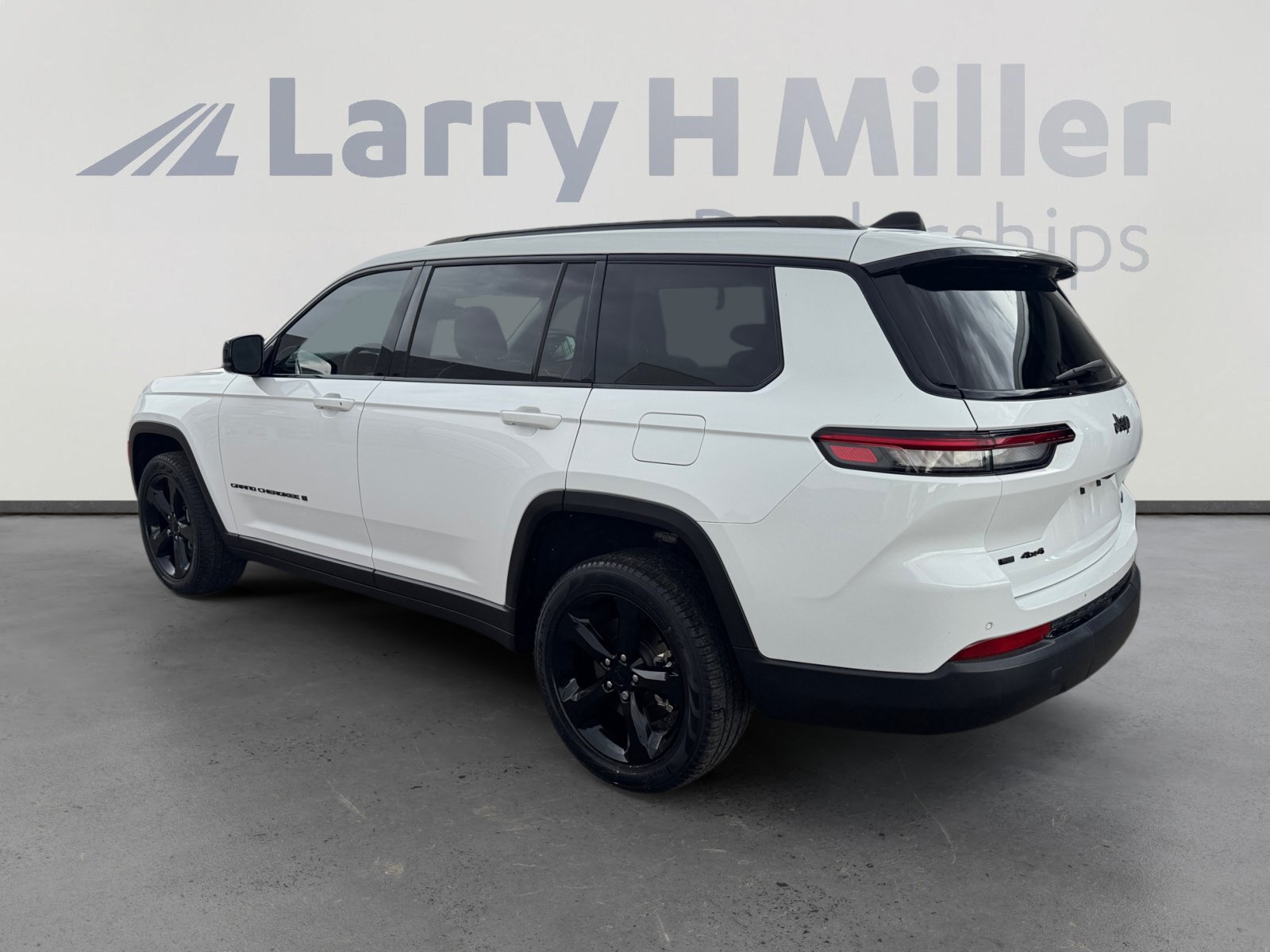 Used 2023 Jeep Grand Cherokee L Limited w/ Black Appearance Package AWD/4WD image 3