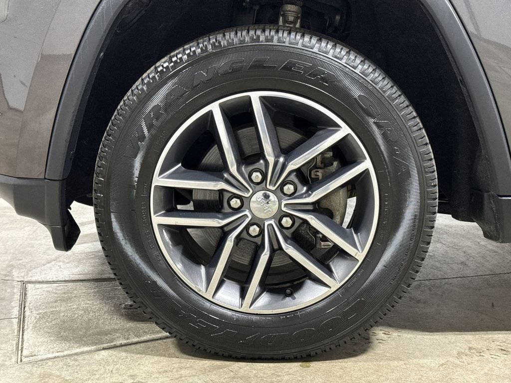 Used 2017 Jeep Grand Cherokee Limited w/ Luxury Group II image 28