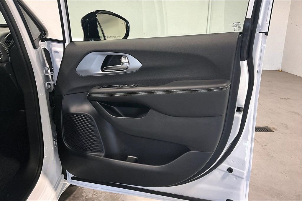 New 2026 Chrysler Pacifica Limited w/ S Appearance Package image 11