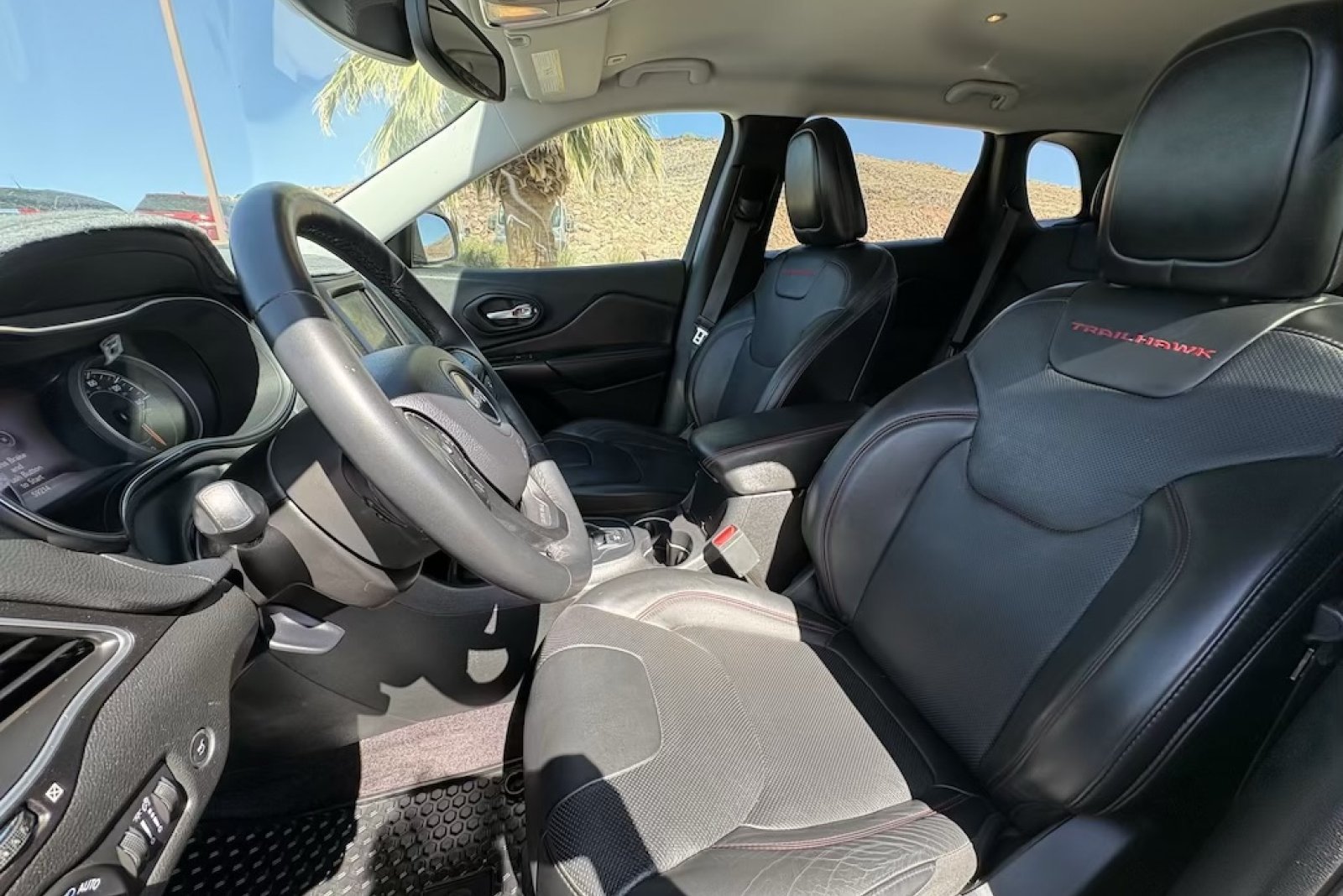 Used 2019 Jeep Cherokee Trailhawk AWD/4WD image 9
