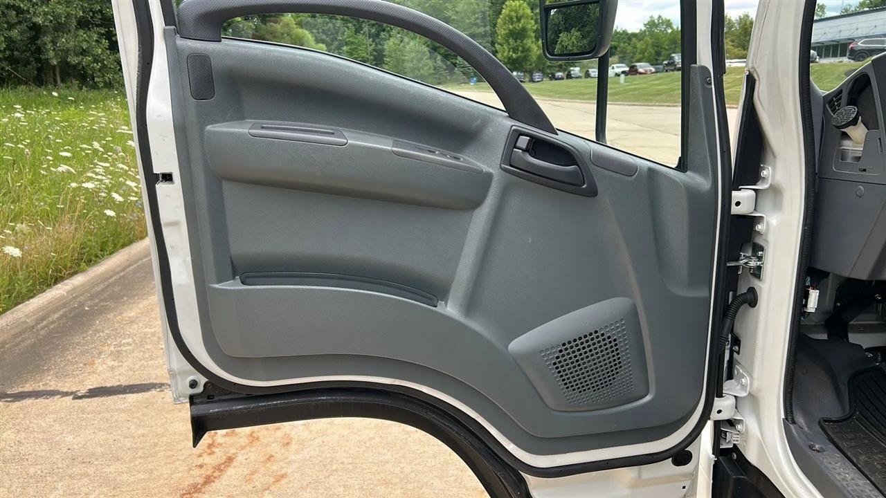 Used 2018 Isuzu NPR RWD image 40