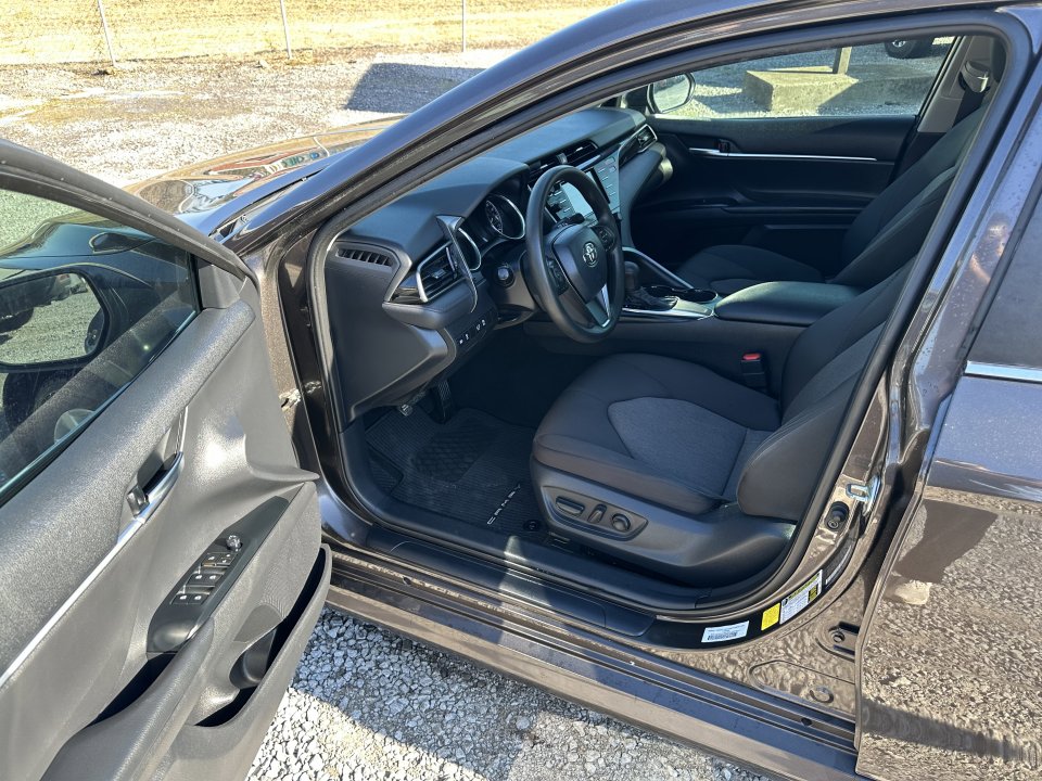 Used 2020 Toyota Camry LE image 14