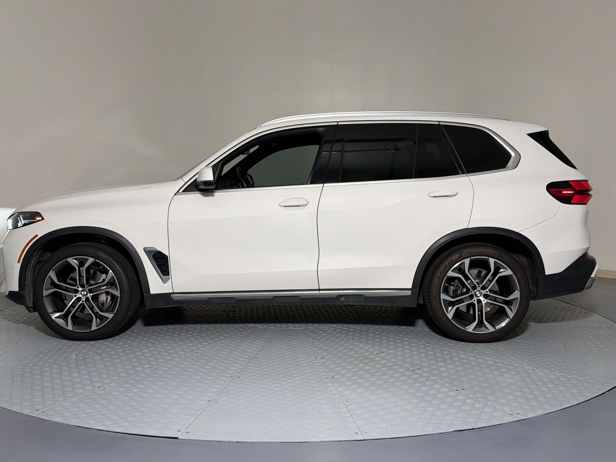 Used 2024 BMW X5 sDrive40i w/ Parking Assistance Package RWD image 2