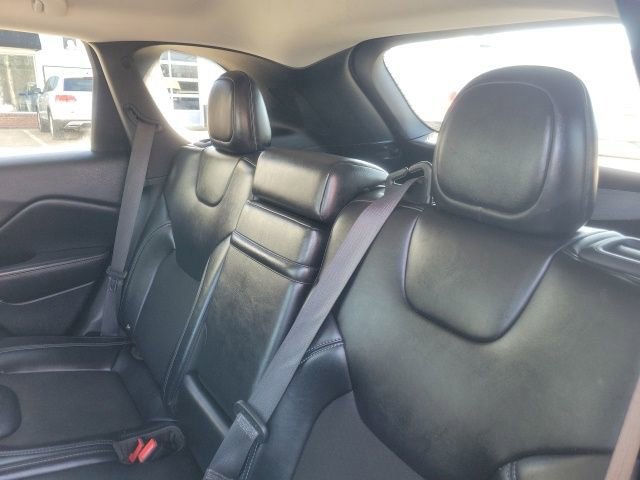 Used 2019 Jeep Cherokee Latitude Plus w/ Cold Weather Group AWD/4WD image 16