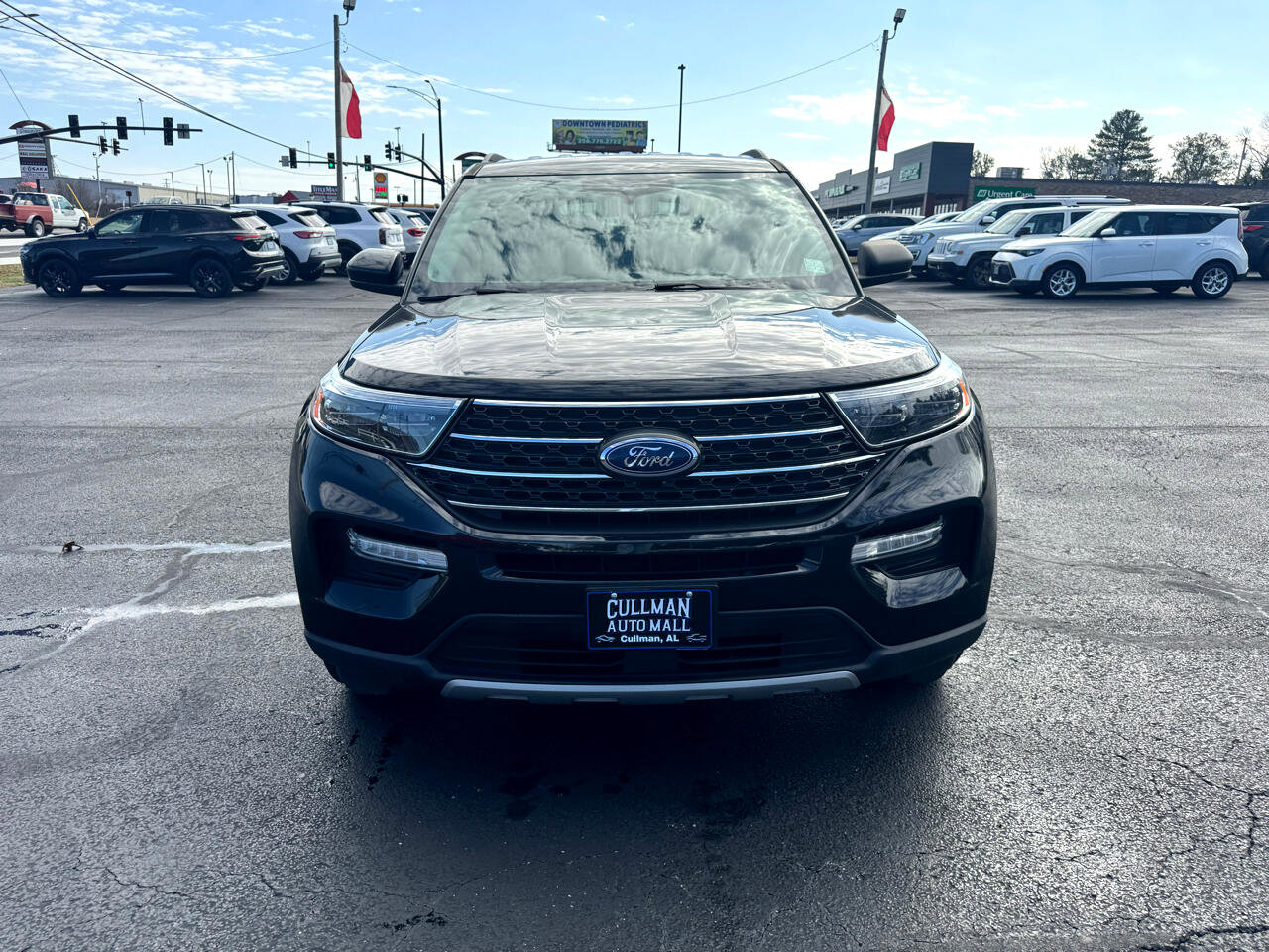 Used 2022 Ford Explorer XLT w/ Equipment Group 202A image 3