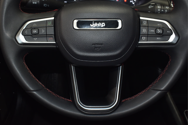 Used 2025 Jeep Compass Trailhawk AWD/4WD image 22
