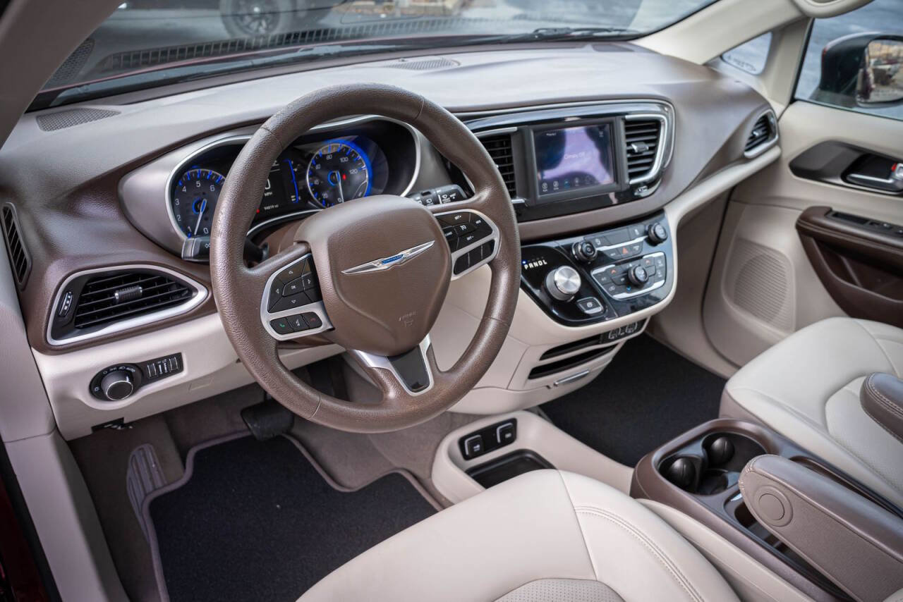 Used 2021 Chrysler Voyager Lxi image 14