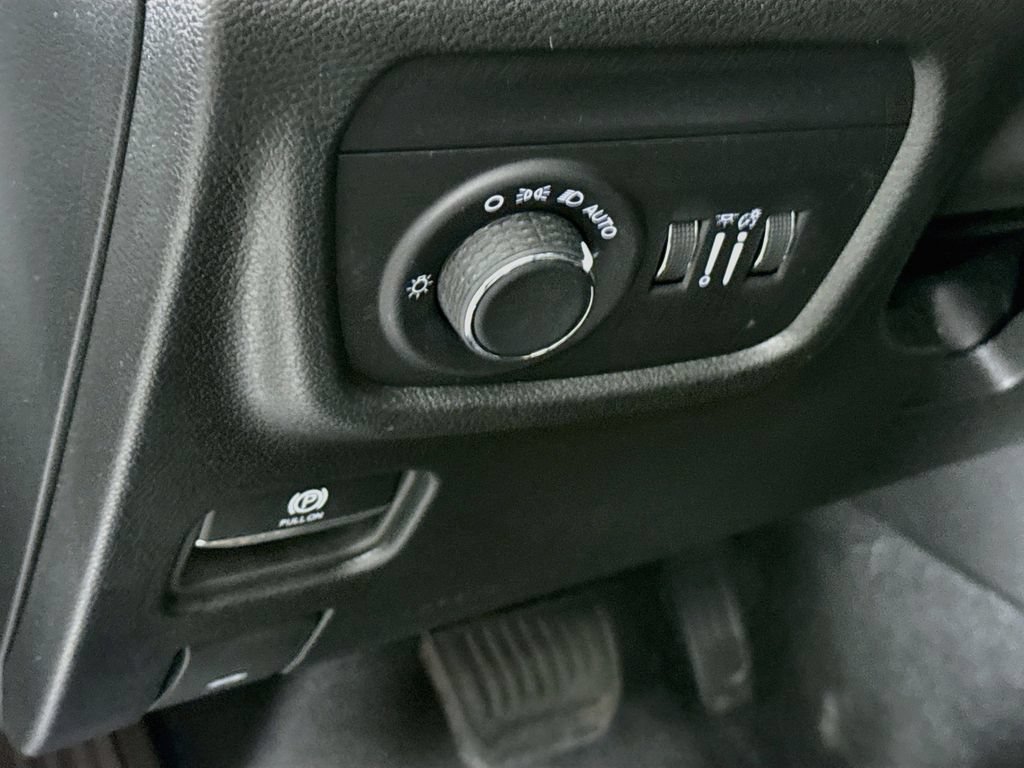 Used 2025 Jeep Grand Cherokee Laredo w/ MOPAR Finishing Package AWD/4WD image 18
