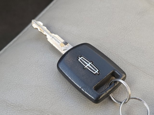 Used 2010 Lincoln Town Car Signature Limited image 19