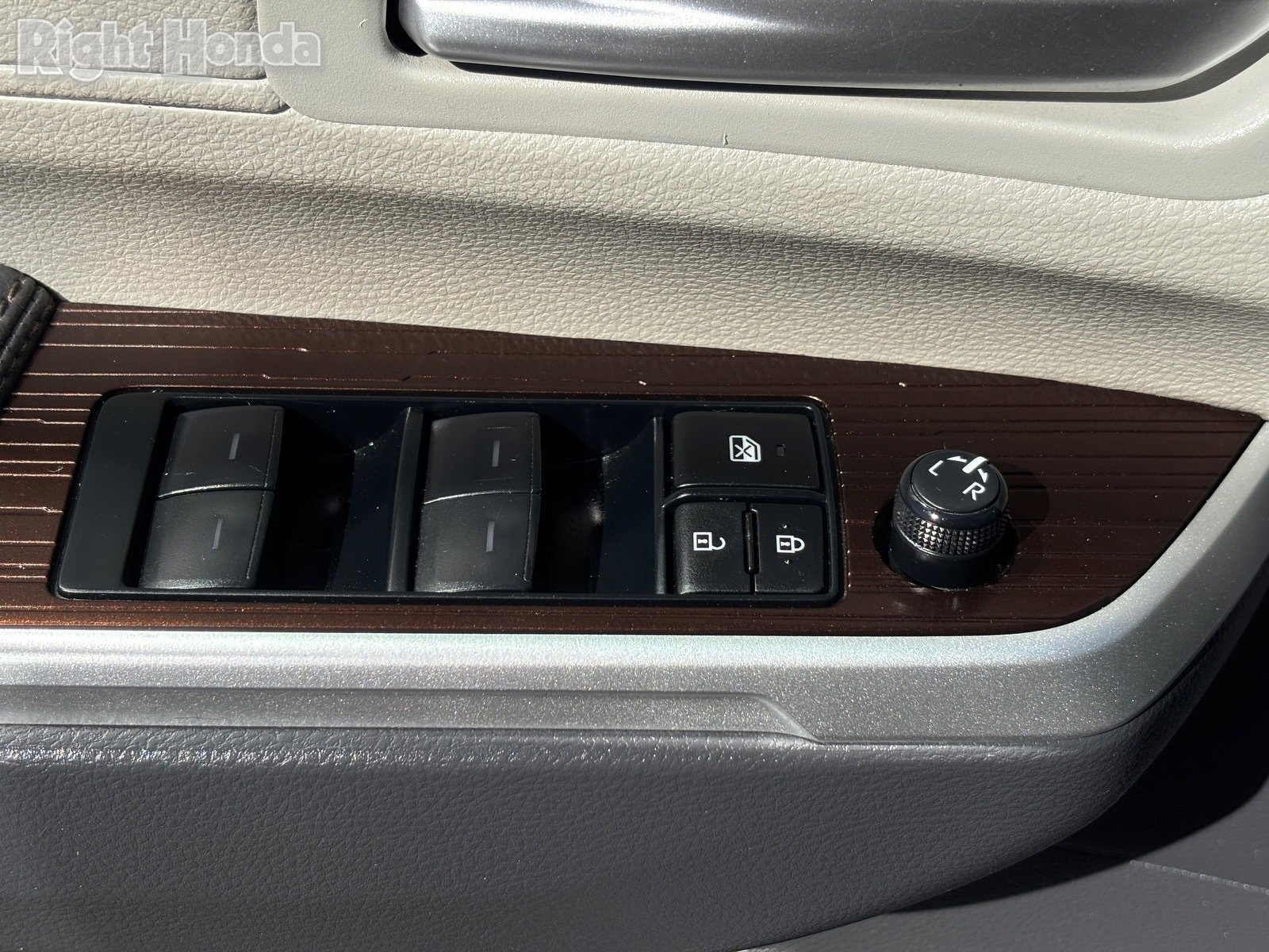 Used 2024 Toyota Sienna XLE image 19