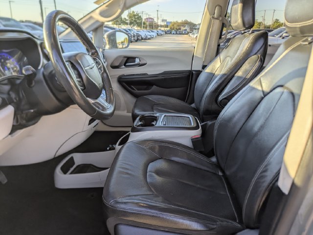 Used 2022 Chrysler Pacifica Touring-L FWD image 25