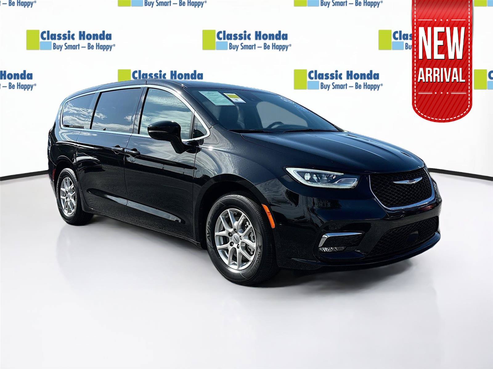 Used 2025 Chrysler Pacifica Select FWD image 1