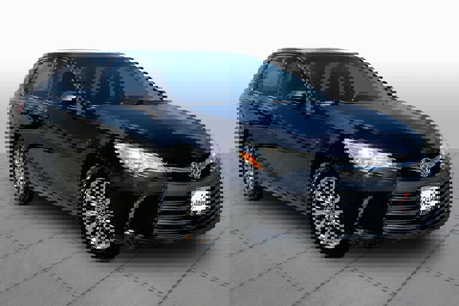 Used 2015 Toyota Camry XLE w/ Moonroof Package FWD image 3